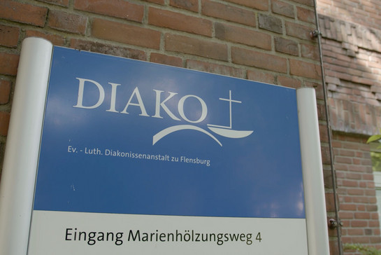Blaues Schild der Diako Flensburg