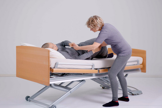 Eine Pflegerin macht Übungen mit einem Patienten