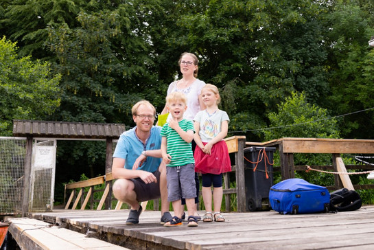 Familie macht einen Ausflug in die Kleine Arche Wahlstedt