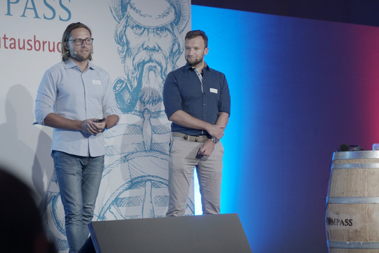 Zwei Männer halten einen Vortrag auf der IHK Kiel